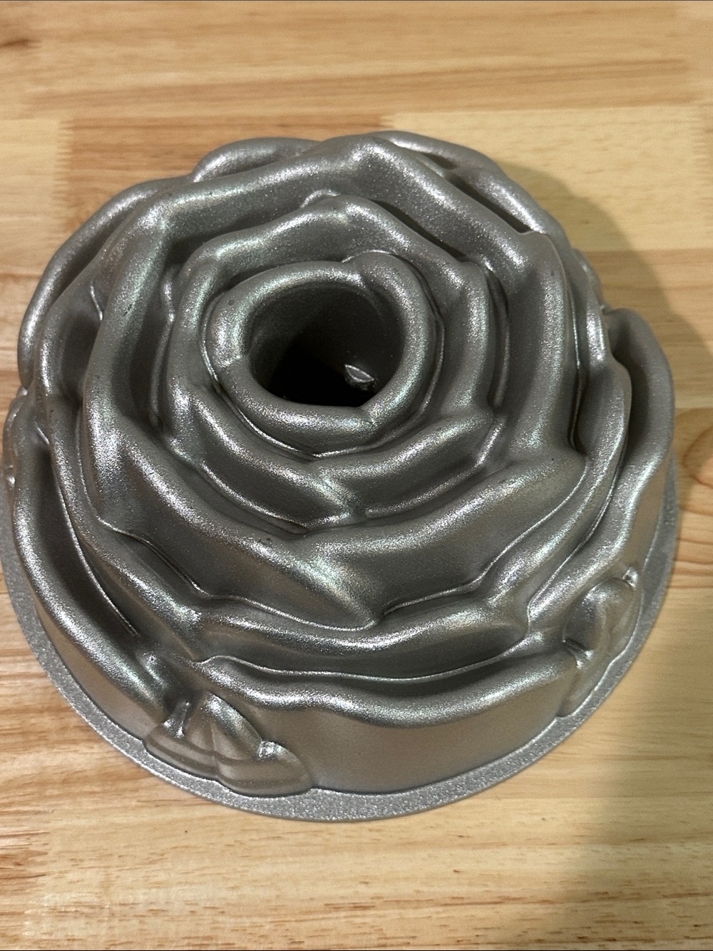 Nordic Ware Rose Bundt Pan Heavy Cast Aluminum 10 Cup Platinum Silver